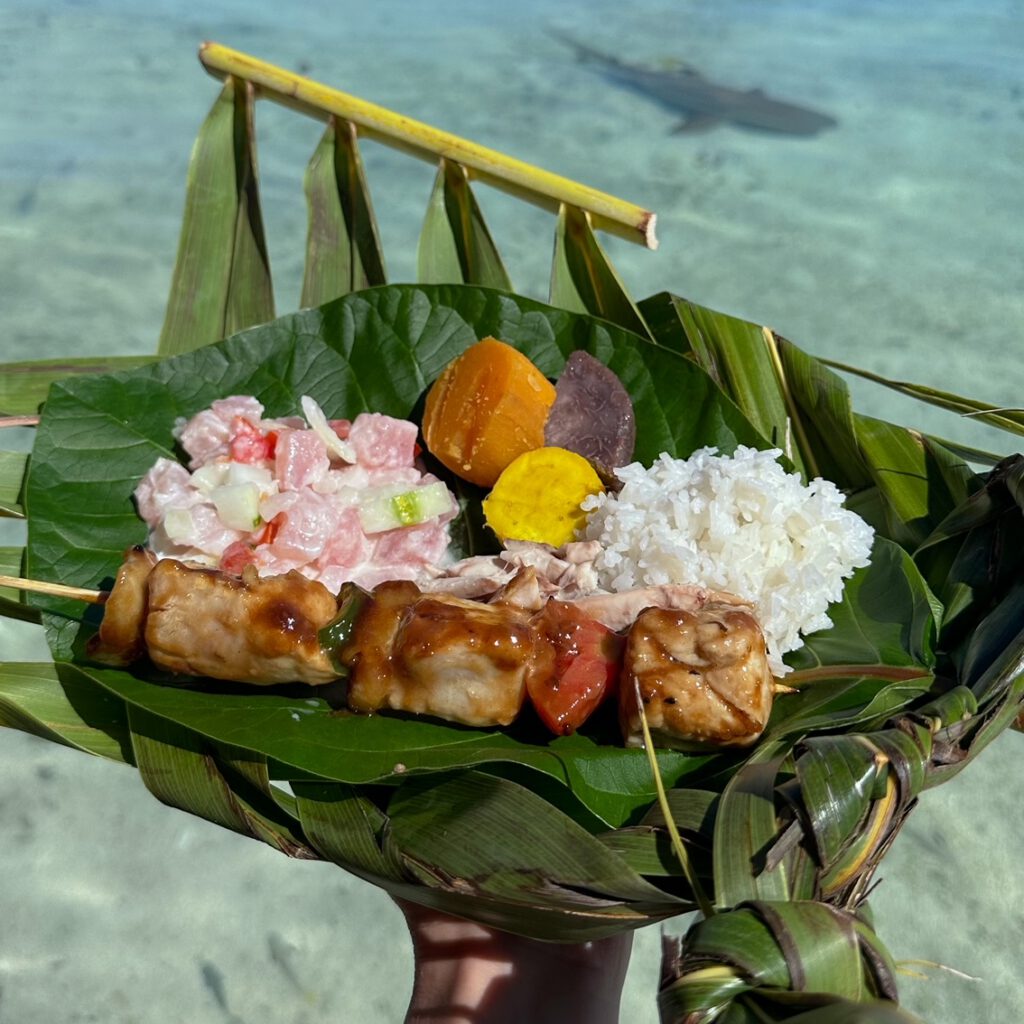 Lokales Essen in Französisch-Polynesien mit Haien und Blick auf Bora Bora